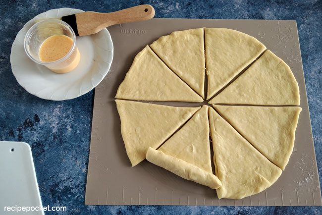 How to roll crescent rolls