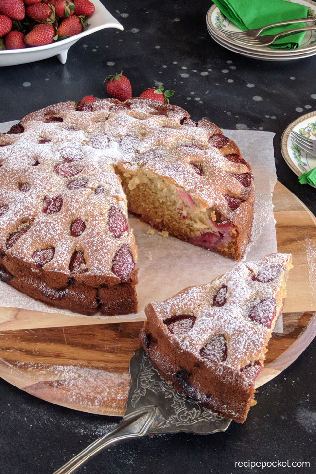 Strawberry low fact cake with applesauce